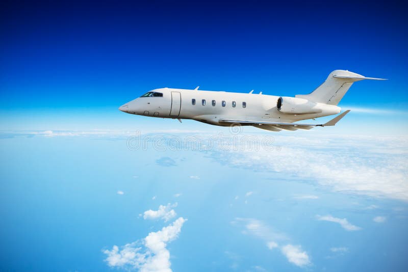 Privat jet som flyger ovannämnda moln royaltyfria bilder Privat jet som flyger ovannämnda moln royaltyfria bilder