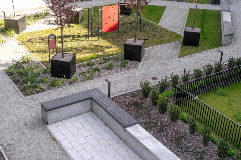 Privat mark med modern gårdsplan och träd royaltyfri bild