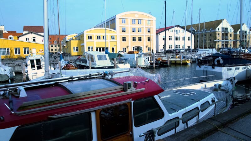 Private Yachten und Segelboote angekoppelt im europäischen Stadthafen, touristischer Anblick lizenzfreie stockfotografie Private Yachten und Segelboote angekoppelt im europäischen Stadthafen, touristischer Anblick lizenzfreie stockfotografie