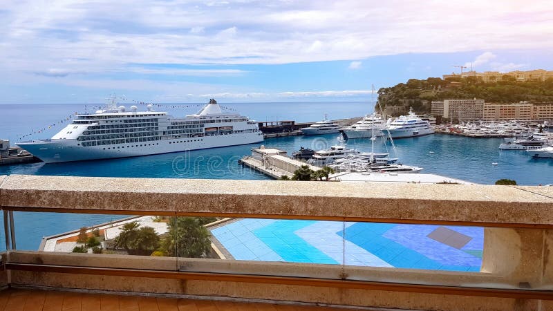 Privater Hafen mit teuren Luxusschiffen und Yachten, schöne Marineansicht stockbilder Privater Hafen mit teuren Luxusschiffen und Yachten, schöne Marineansicht stockbilder