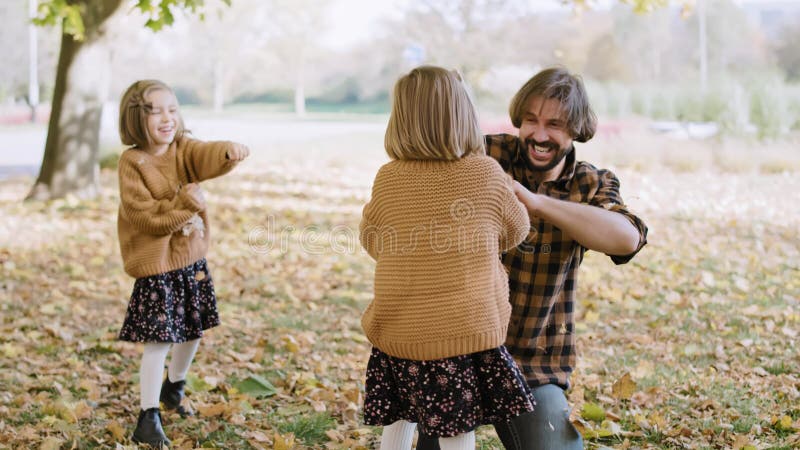 Priveliște familială jucând cu frunze de toamnă stock video
