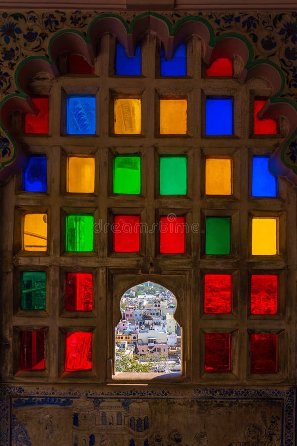 Priveliștea orașului de la fereastra mozaicului colorat din muzeul palatului orașului stock photos