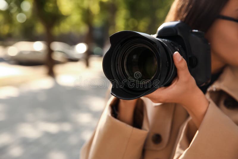Privédetective met camera die buiten bespiedt, close-up royalty-vrije stock afbeelding