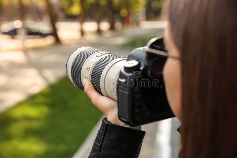 Privé-detective met camera die buiten spioneert royalty-vrije stock foto