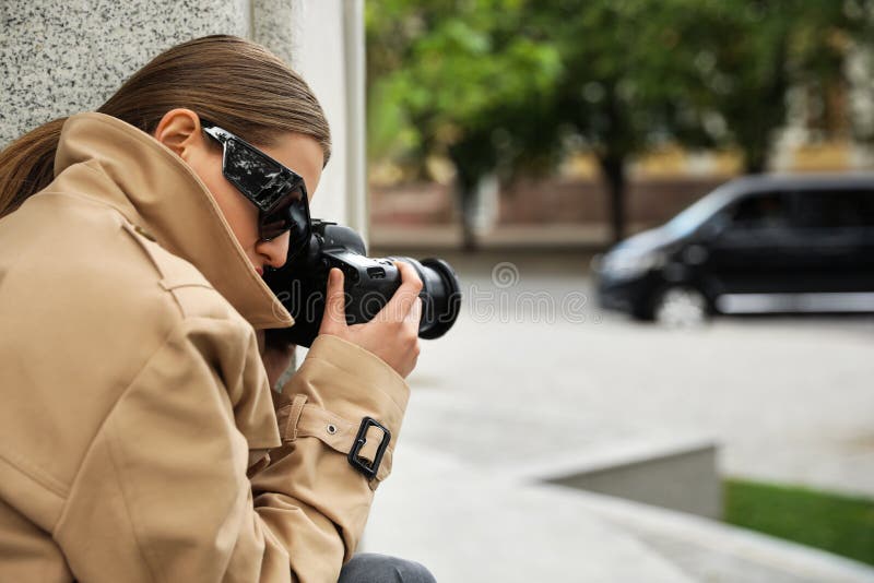 Privé-detective met moderne camera spionage op straat royalty-vrije stock foto