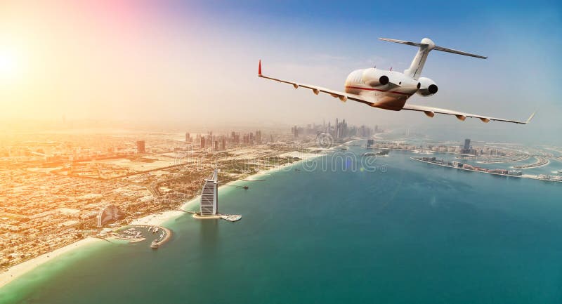 Privé jet die boven de stad van Doubai in mooie zonsondergangli vliegen royalty-vrije stock fotografie Privé jet die boven de stad van Doubai in mooie zonsondergangli vliegen royalty-vrije stock fotografie