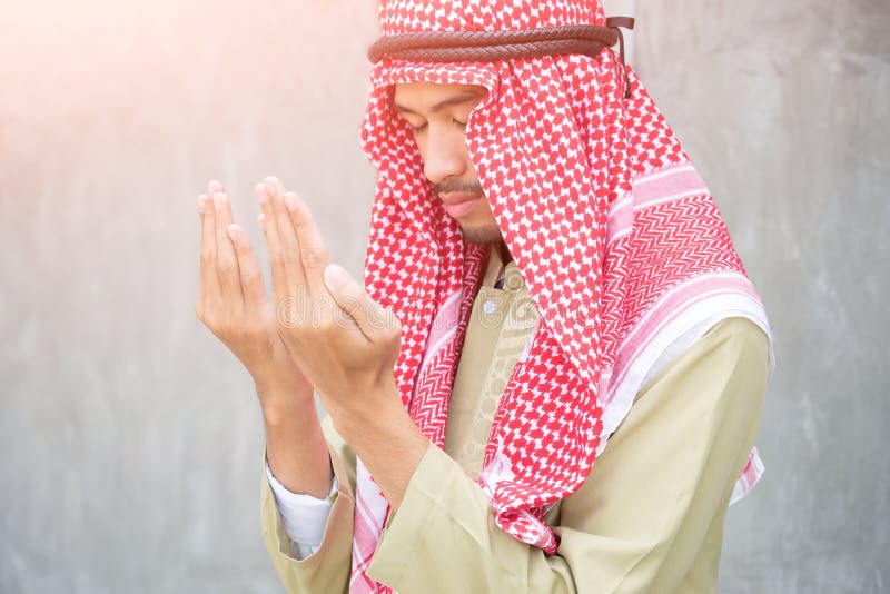 Prière arabe musulmane d'homme, concept de prière pour la foi, spiritualité et religion photographie stock libre de droits