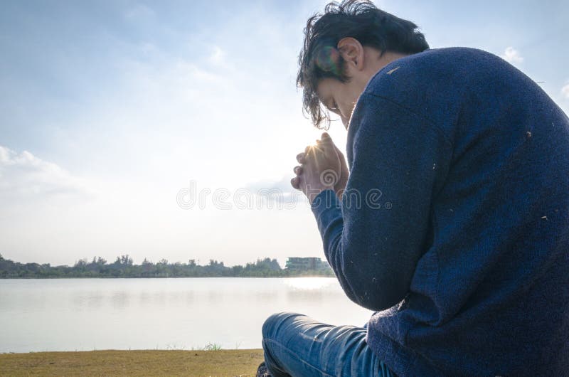 Prière d'homme. photographie stock libre de droits