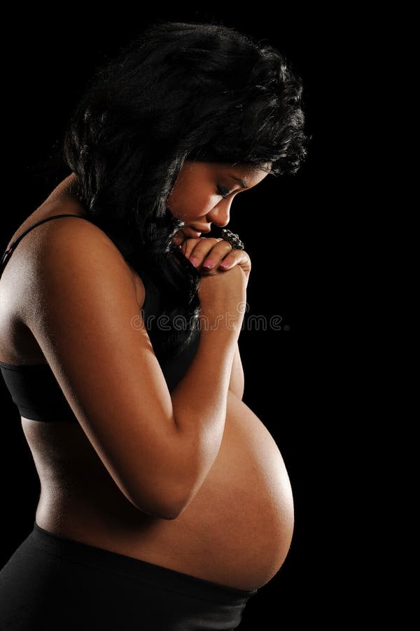 Prière enceinte de jeune femme d'Afro-américain image stock Prière enceinte de jeune femme d'Afro-américain image stock
