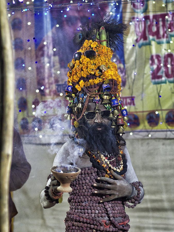 Prières de offre d'un Sadhu de Naga pendant Kumbh Mela, Allahabad, Inde image stock Prières de offre d'un Sadhu de Naga pendant Kumbh Mela, Allahabad, Inde image stock
