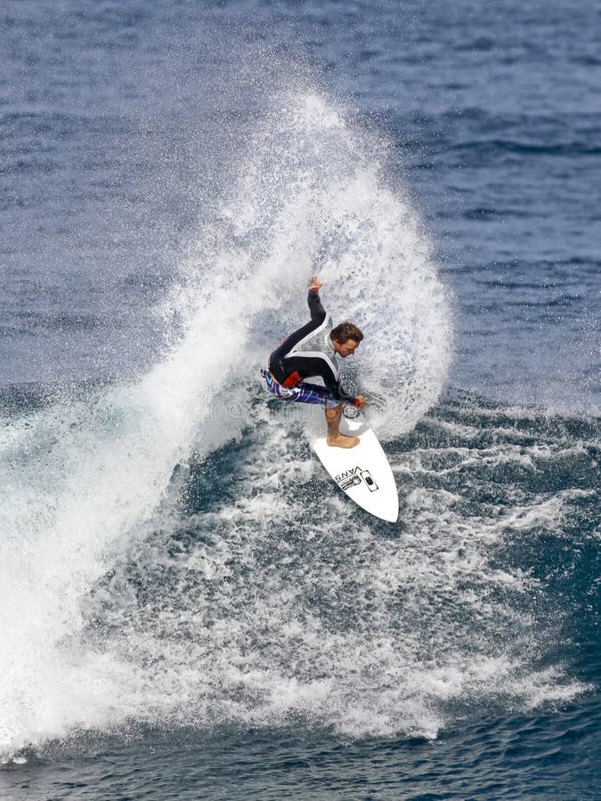 Pro Chapman die van Surfer Kalani in Hawaï surft stock foto's Pro Chapman die van Surfer Kalani in Hawaï surft stock foto's