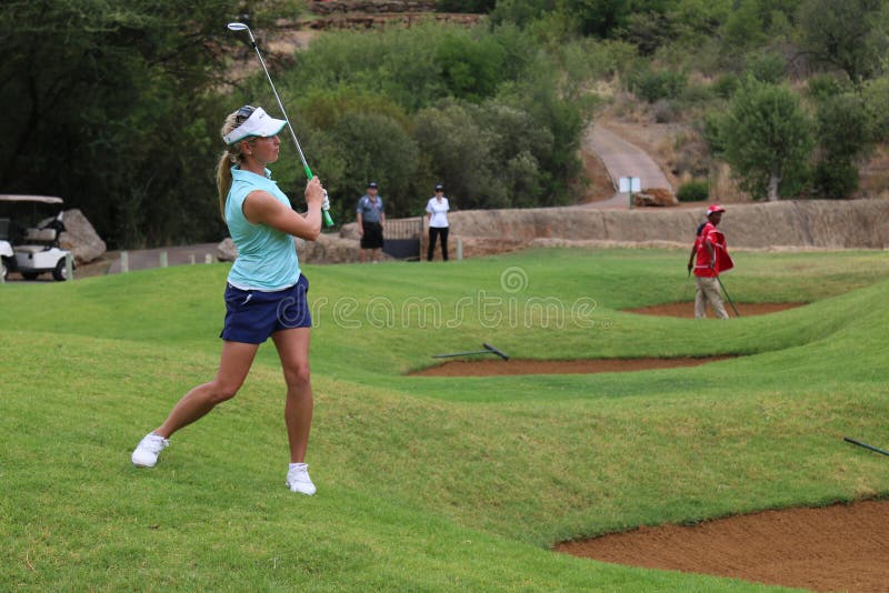 Pro golfeur Daniella Montgomery de dames jouant au-dessus d'une soute sur N photographie stock libre de droits Pro golfeur Daniella Montgomery de dames jouant au-dessus d'une soute sur N photographie stock libre de droits