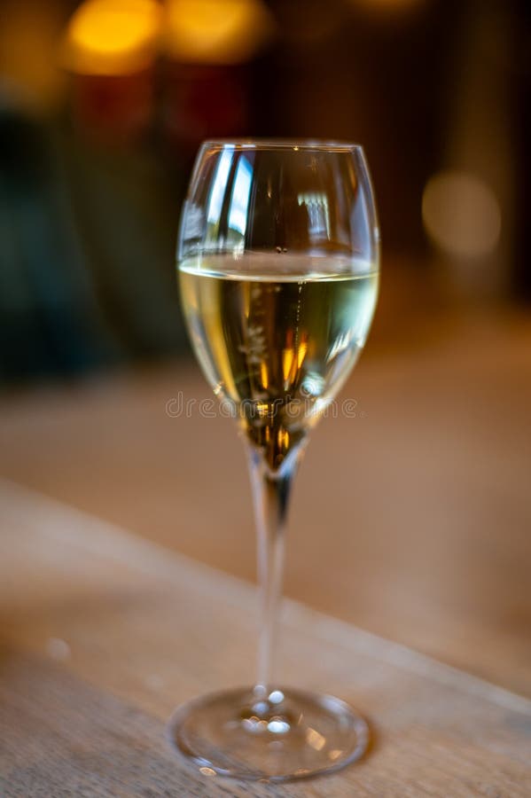 Probieren von Schaumwein Traditioneller Champagner-Prozess, der in Höhlen im moselreichen Flusstal in luxemburgischem Glas knister lizenzfreies stockbild