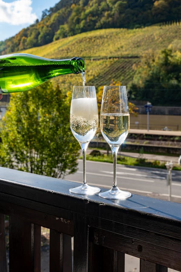Probieren von Sekt traditionelle Champagnermethode in Höhlen auf dem moselreichen Flusstal in luxemburgischem Ambiente lizenzfreie stockfotografie