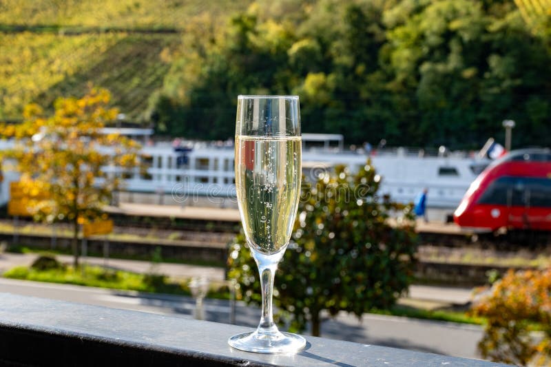 Probieren von Sekt traditionelle Champagnermethode in Höhlen auf dem moselreichen Flusstal in luxemburgischem Ambiente stockfoto