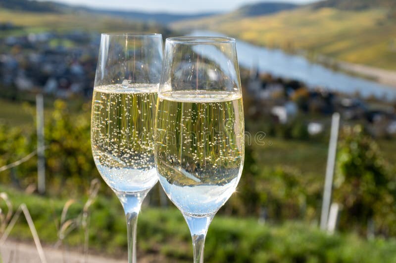 Probieren von Sekt traditionelle Champagnermethode in Höhlen auf dem moselreichen Flusstal in luxemburgischem Ambiente lizenzfreie stockfotografie