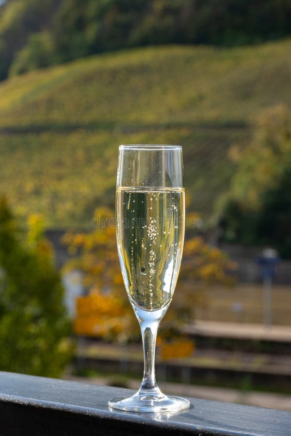 Probieren von Sekt traditionelle Champagnermethode in Höhlen auf dem moselreichen Flusstal in luxemburgischem Ambiente lizenzfreies stockbild