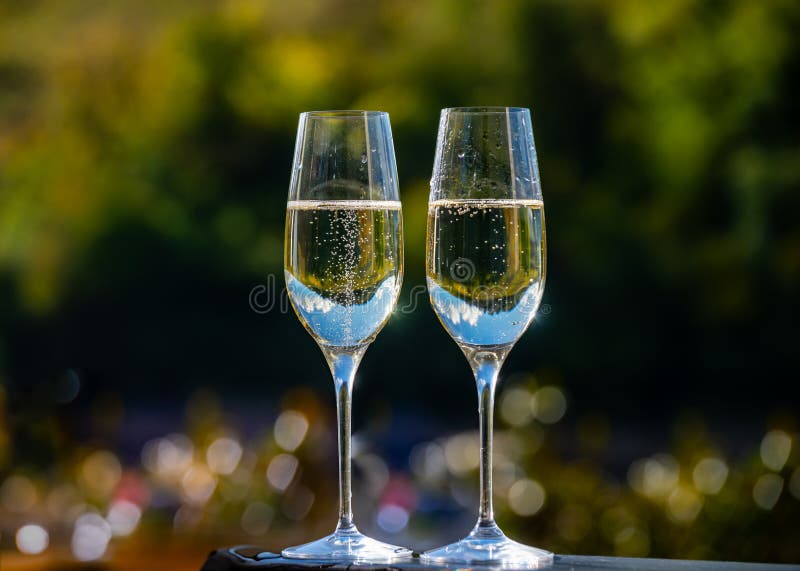 Probieren von Sekt traditionelle Champagnermethode in Höhlen auf mosellem Flusstal in luxemburgischem Glas lizenzfreie stockbilder
