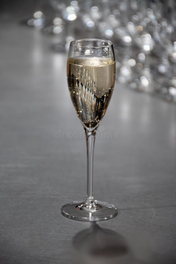 Probieren von Sekt traditionelle Champagnermethode in Höhlen auf mosellem Flusstal in luxemburgischem Wein stockbild