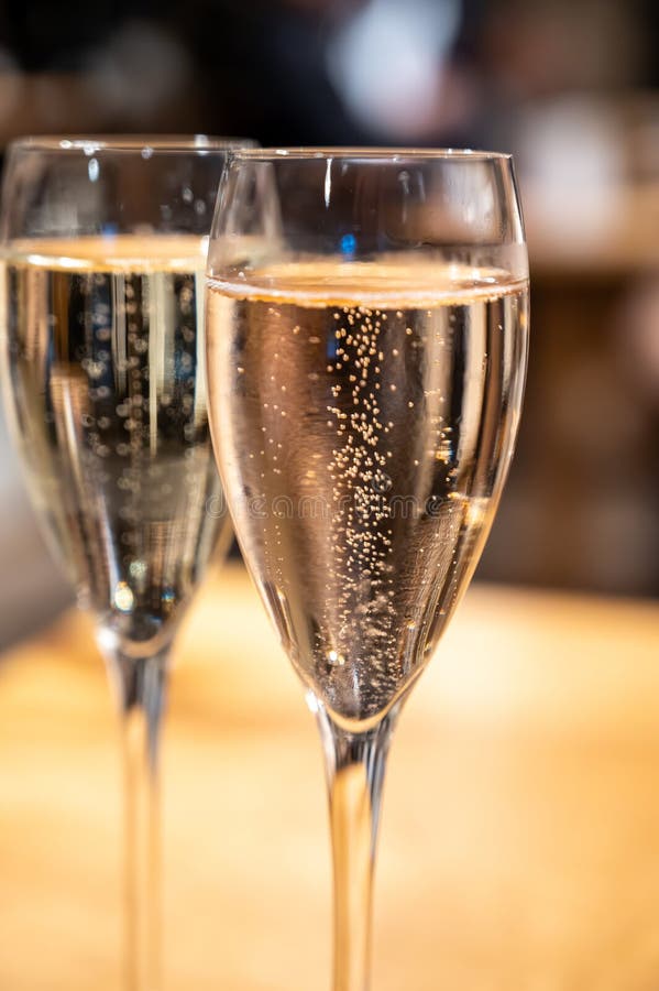 Probieren von Sekt traditionelle Champagnermethode in Höhlen auf mosellem Flusstal in luxemburgischem Wein stockfoto