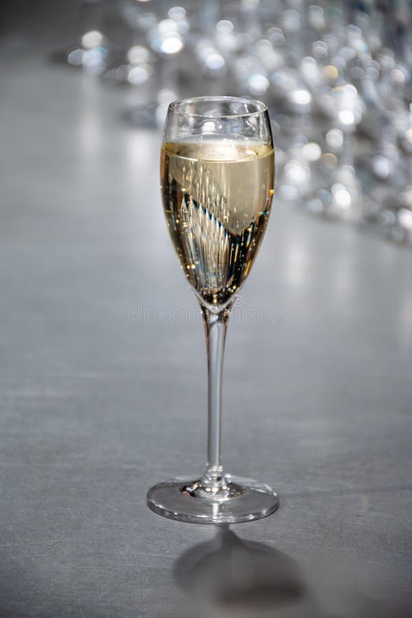 Probieren von Sekt traditionelle Champagnermethode in Höhlen auf mosellem Flusstal in luxemburgischem Wein lizenzfreies stockfoto