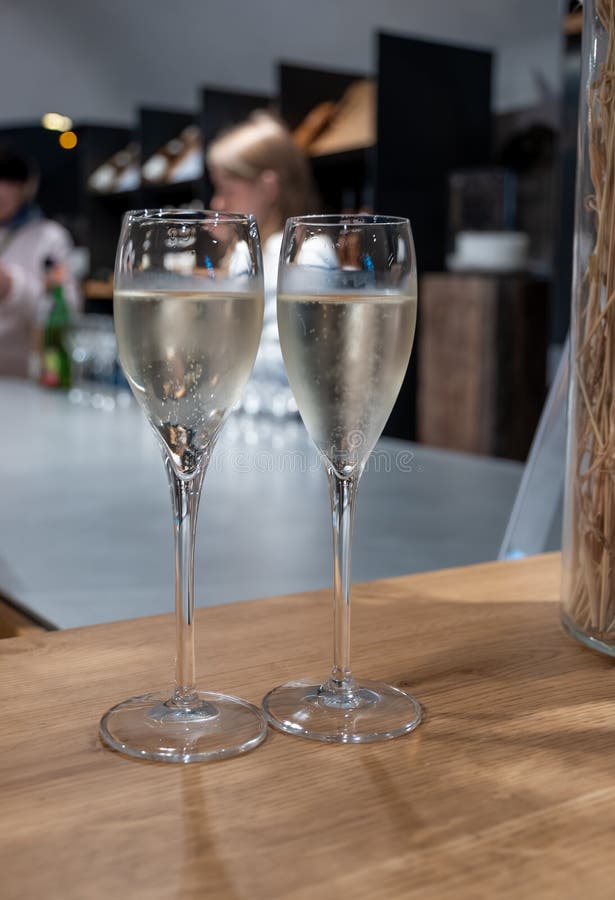 Probieren von Sekt traditionelle Champagnermethode in Höhlen auf mosellem Flusstal in luxemburgischem Wein stockbilder