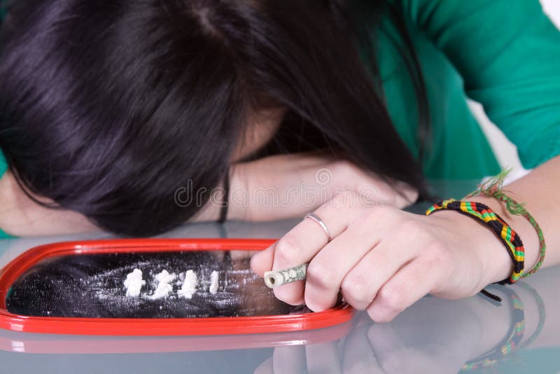 Problema teenager di tossicodipendenza - cocaina fotografia stock Problema teenager di tossicodipendenza - cocaina fotografia stock
