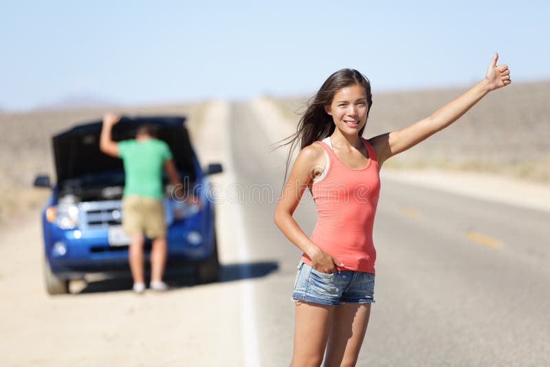 Problemas de la avería del coche - mujer que hace autostop