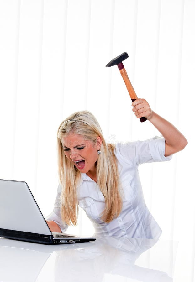 Problemi del calcolatore con un martello e un computer portatile fotografia stock Problemi del calcolatore con un martello e un computer portatile fotografia stock