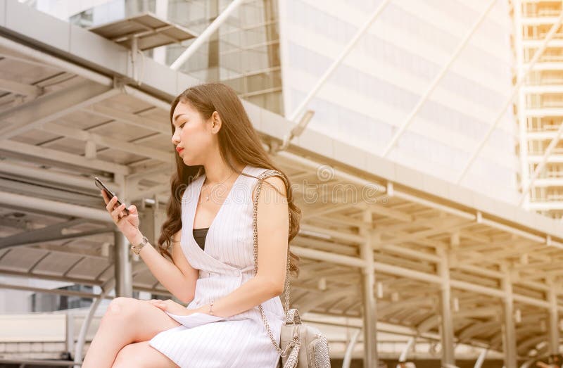 Problems- der Arbeitslosigkeitkonzept, asiatisches Schönheitsverbindungsinternet neuen Job am Handy beim Sitzen finden im Freien stockbild Problems- der Arbeitslosigkeitkonzept, asiatisches Schönheitsverbindungsinternet neuen Job am Handy beim Sitzen finden im Freien stockbild