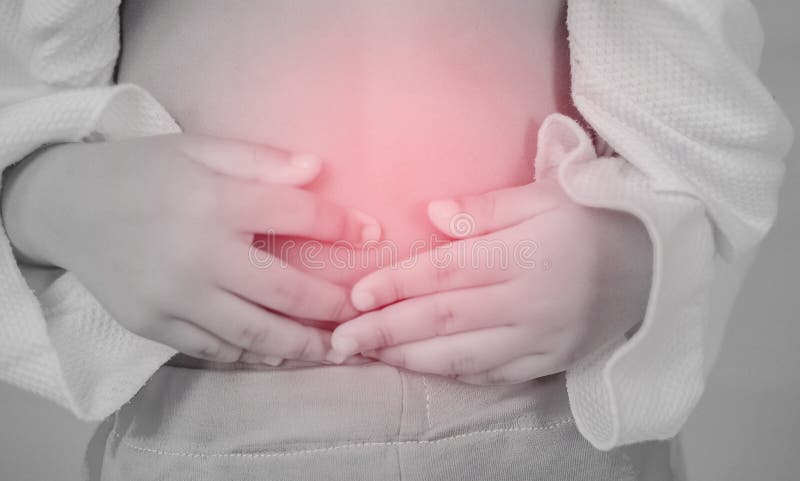 Problème de santé jeune fille souffrant de la douleur abdominale images stock Problème de santé jeune fille souffrant de la douleur abdominale images stock