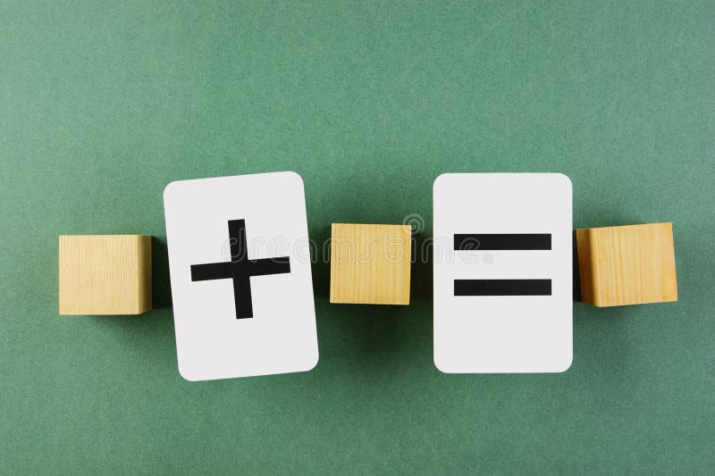 Cube en bois et problèmes de mathématiques sur des cartes scolaires images libres de droits