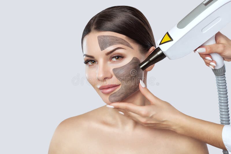 Procedimento da casca da cara de carbono em um salão de beleza fotografia de stock royalty free Procedimento da casca da cara de carbono em um salão de beleza fotografia de stock royalty free