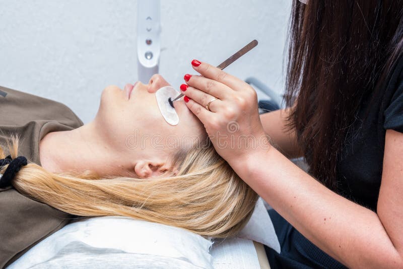 Procedura Di Estensione Di Eyelash Donna con occhi lunghi e falsi Chiudi macro ripresa di occhi di moda nel salone di bellezza immagini stock libere da diritti Procedura Di Estensione Di Eyelash Donna con occhi lunghi e falsi Chiudi macro ripresa di occhi di moda nel salone di bellezza immagini stock libere da diritti