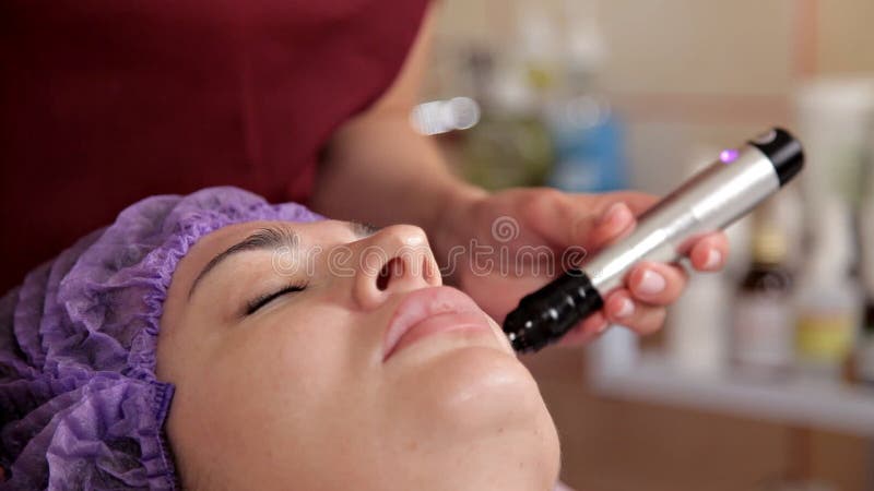 Procedura Microdermabrasion Machinalny Exfoliation, diamentowy froterowanie Model, zako? czenie Cosmetological klinika zbiory