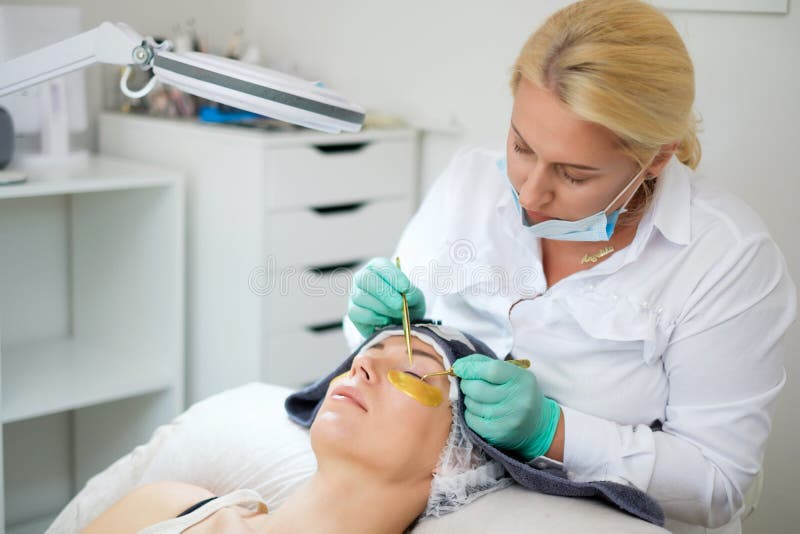 Procedura rzęsy rozszerzenie w salonie kosmetyczką obraz royalty free Procedura rzęsy rozszerzenie w salonie kosmetyczką obraz royalty free