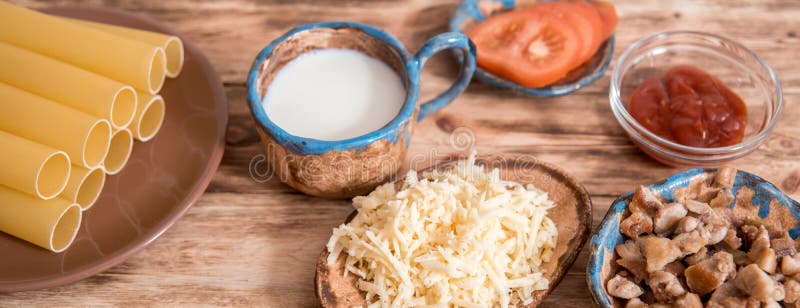 Proces gotowania makaronu z Cannelloni zamykajÄ… siÄ™ i kopiujÄ… przestrzeÅ„. WÅ‚oski makaron z miÄ™sem mielonym, sosem, czosnkiem zdjęcia royalty free Proces gotowania makaronu z Cannelloni zamykajÄ… siÄ™ i kopiujÄ… przestrzeÅ„. WÅ‚oski makaron z miÄ™sem mielonym, sosem, czosnkiem zdjęcia royalty free