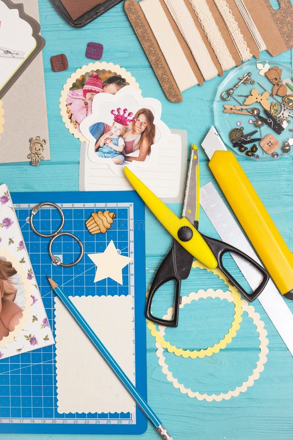 Proces om een album van kinderen te cre?ren stock foto Proces om een album van kinderen te cre?ren stock foto
