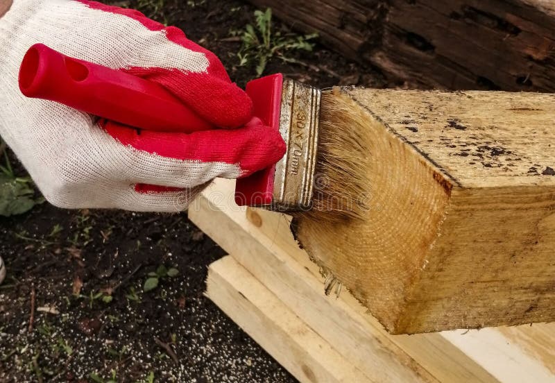 Proces om hout te schilderen, stock foto Proces om hout te schilderen, stock foto