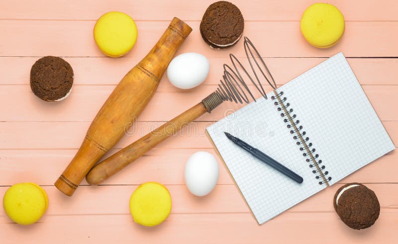 Proces robić czekoladowym ciastkom, macaroons, składniki na różowym drewnianym tle Jajka, toczna szpilka, koronowa obrazy stock Proces robić czekoladowym ciastkom, macaroons, składniki na różowym drewnianym tle Jajka, toczna szpilka, koronowa obrazy stock