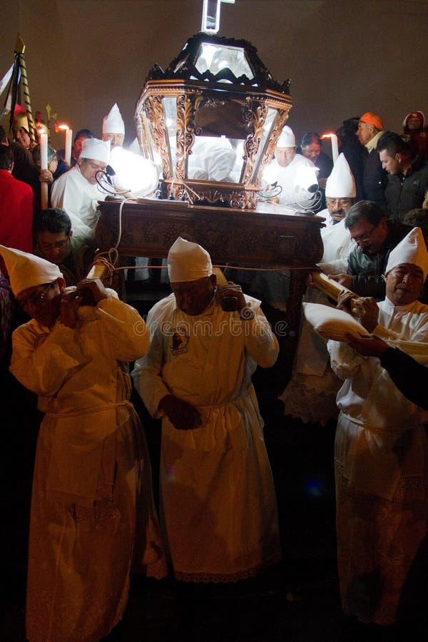 Masa De La Semana Santa De La Gloria En Alangasi, Ecuador Foto de