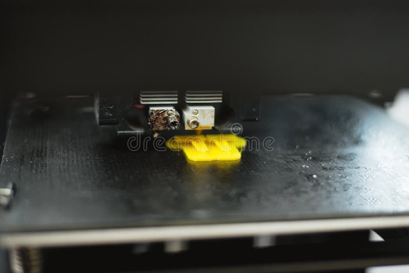 Proceso de imprimir el modelo pl?stico f?sico en la m?quina autom?tica de la impresora 3d Tecnologías, impresión 3D y creación de imágenes de archivo libres de regalías Proceso de imprimir el modelo pl?stico f?sico en la m?quina autom?tica de la impresora 3d Tecnologías, impresión 3D y creación de imágenes de archivo libres de regalías
