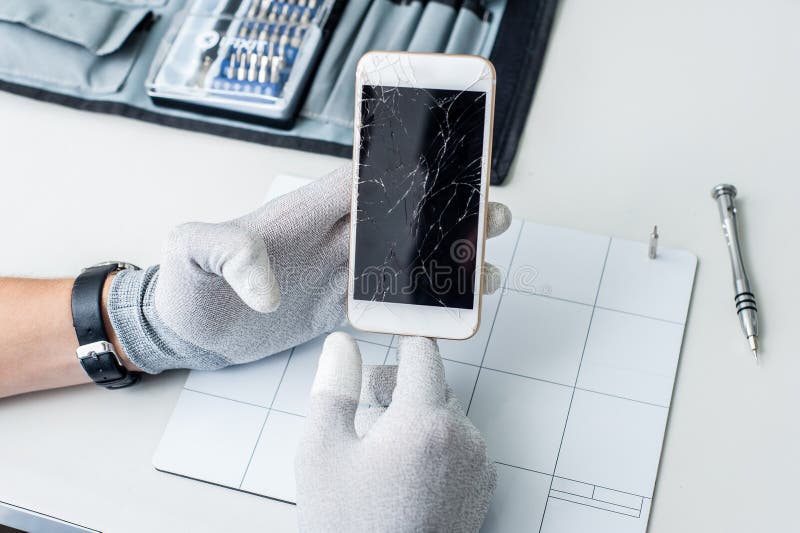 Proceso de la reparación del teléfono móvil, cambiando la pantalla fotografía de archivo Proceso de la reparación del teléfono móvil, cambiando la pantalla fotografía de archivo