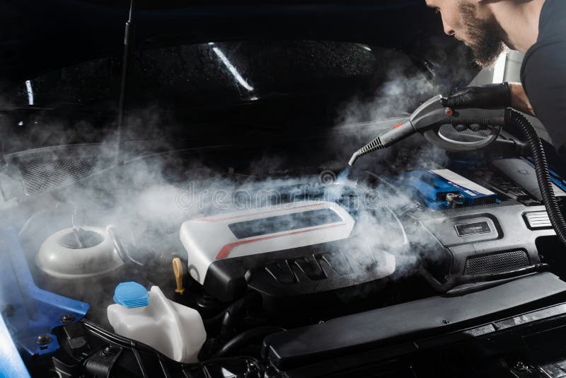 Proceso De Limpieza De Vapor Del Motor Del Coche Del Polvo Y La Suciedad.  Lavado Al Vapor Del Motor Del Auto En Detalle Del Servic Foto de archivo -  Imagen de lavado