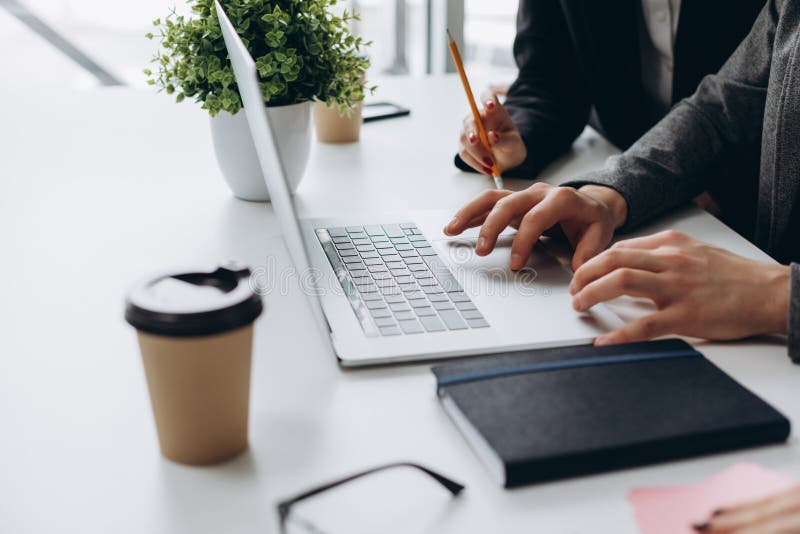 Proceso del trabajo del equipo Equipo de los directores empresariales de la foto que trabaja con el ordenador portátil en la tabl fotografía de archivo Proceso del trabajo del equipo Equipo de los directores empresariales de la foto que trabaja con el ordenador portátil en la tabl fotografía de archivo