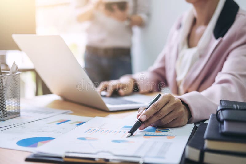 Proceso del trabajo del equipo equipo joven de los directores empresariales que trabaja con nuevo imágenes de archivo libres de regalías Proceso del trabajo del equipo equipo joven de los directores empresariales que trabaja con nuevo imágenes de archivo libres de regalías