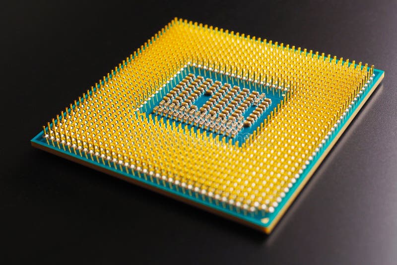 Procesor cu microprocesor dintr-un computer sau un laptop se află pe o suprafață mată închisă. închidere. pini și conectori semico stock photo