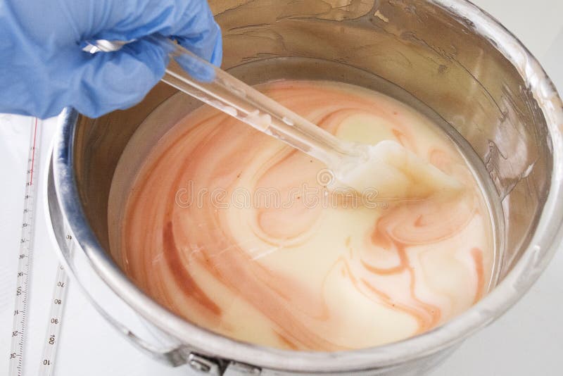 Process av naturlig handgjord tvål royaltyfria foton Process av naturlig handgjord tvål royaltyfria foton