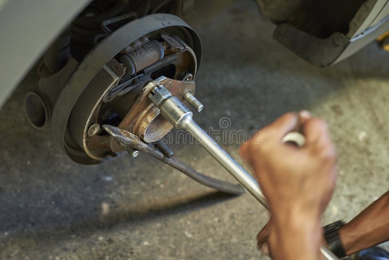 How To Change A Wheel On A Car By Yourself - LadyAutoBlog
