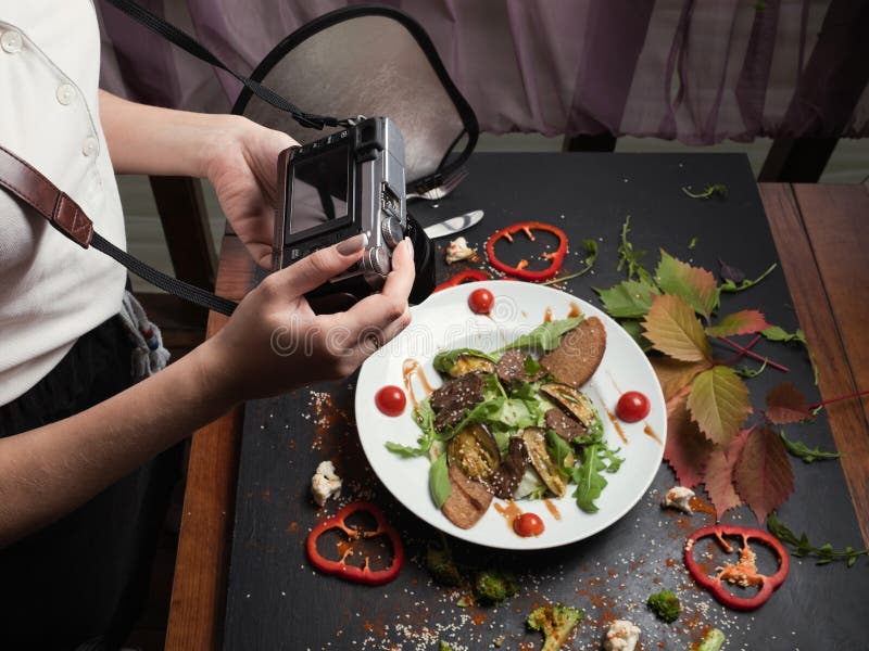 Process för arbete för matblogger i kulisserna fotografering för bildbyråer Process för arbete för matblogger i kulisserna fotografering för bildbyråer